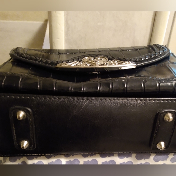 🖤 M.C. BLACK BEAUTIFUL Faux CROC EMBOSSED PURSE with SILVER HEART HARDWARE.🖤 - Picture 4 of 6